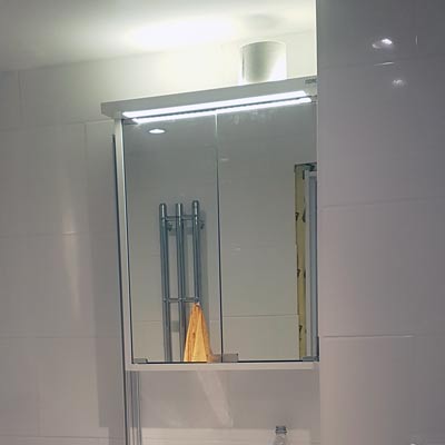 Installation spegelskåp