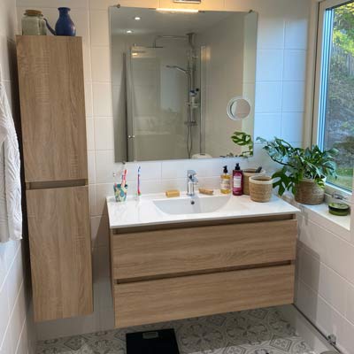 installation av kommod, tvättställ, blandare, spegelskåp