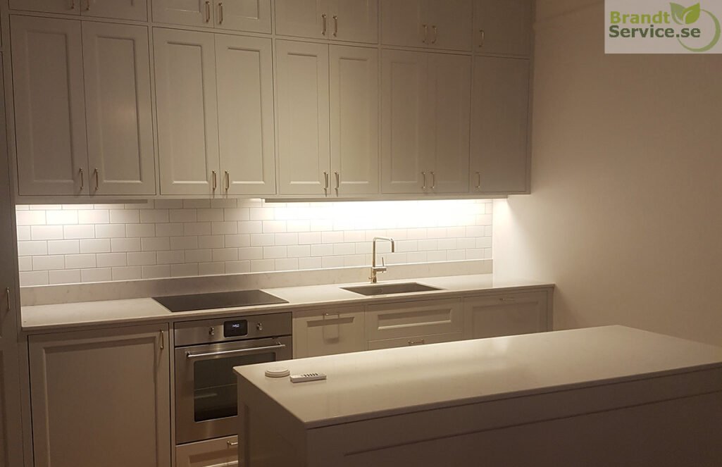 Hantverkare kök Stockholm – snickare installerar köksinredning