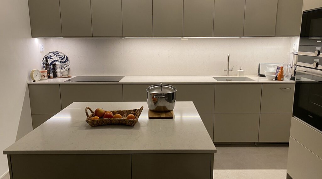Färdigt kök efter renovering i Botkyrka med köksö och integrerade vitvaror