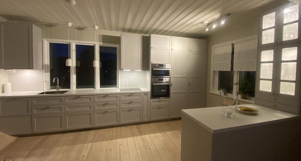 IKEA‑kök i Huddinge, med  ljusgrå design och klassiska detaljer.
